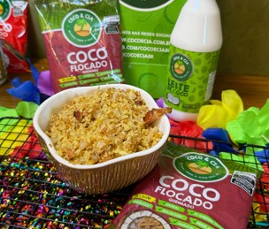 FAROFA DE COCO com bacon e coco flocado queimado